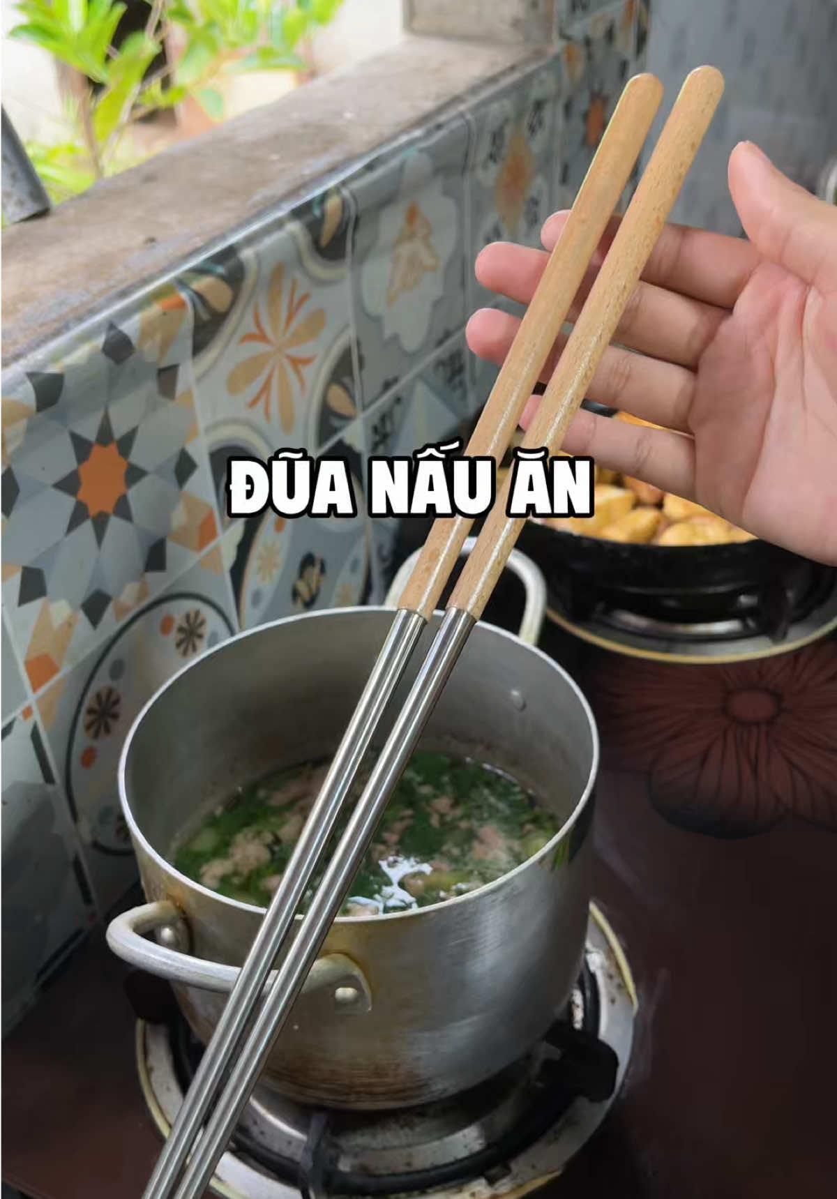 Đũa dài, xào nấu thích lắm. Cầm đằm tay mà Sạch sẽ -sang nha #giadungtienich #giadungthongminh #giadungnhabep #duanauan 