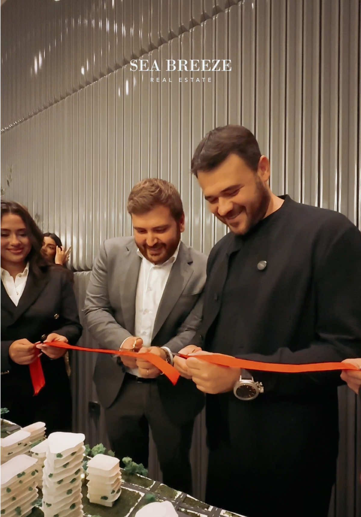 Новый шаг в развитии: открылся самый большой офис Sea Breeze🌊 17 сентября на территории города-курорта состоялось торжественное открытие пятого и самого большого офиса продаж компании. Новое пространство лично представил основатель города-курорта Эмин Агаларов, торжественно перерезав красную ленту. Гостей ждал яркий праздник: большой торт, викторина с интересными вопросами, розыгрыш ценных призов. Новый офис откроет еще возможностей и удобств для клиентов. Мы рады встречать вас в большом и красивом пространстве , где можно узнать всё о проектах Sea Breeze и получить подробную консультацию специалистов. 📍Sea Breeze Resort, Referans Hospital (31-ый далан) ~~~ Sea Breeze tarixində mühüm hadisə: Sea Breeze-in ən böyük ofisi qapılarını qonaqların üzünə açdı🌊 Sentyabrın 17-də kurort şəhərciyində şirkətin beşinci və ən böyük satış ofisinin təntənəli açılışı oldu. Yeni məkanı kurort şəhərciyinin təsisçisi Emin Ağalarov qırmızı lenti təntənəli şəkildə kəsərək açdı. Qonaqları parlaq mərasim gözləyirdi: böyük tort, maraqlı suallarla viktorina və qiymətli hədiyyələrlə lotereya. Yeni ofis müştərilər üçün daha çox imkanlar və rahat şərait təqdim edəcək. Sea Breeze-in layihələri haqqında hər şeyi öyrənə və mütəxəssislərimizdən ətraflı məsləhətlər ala biləcəyiniz bu böyük və gözəl məkanda sizi qarşılamaqdan məmnun olarıq. 📍Sea Breeze Resort, Referans Hospital (31-ci dalan) #seabreezerealestate #seabreezeresort #realestatebaku