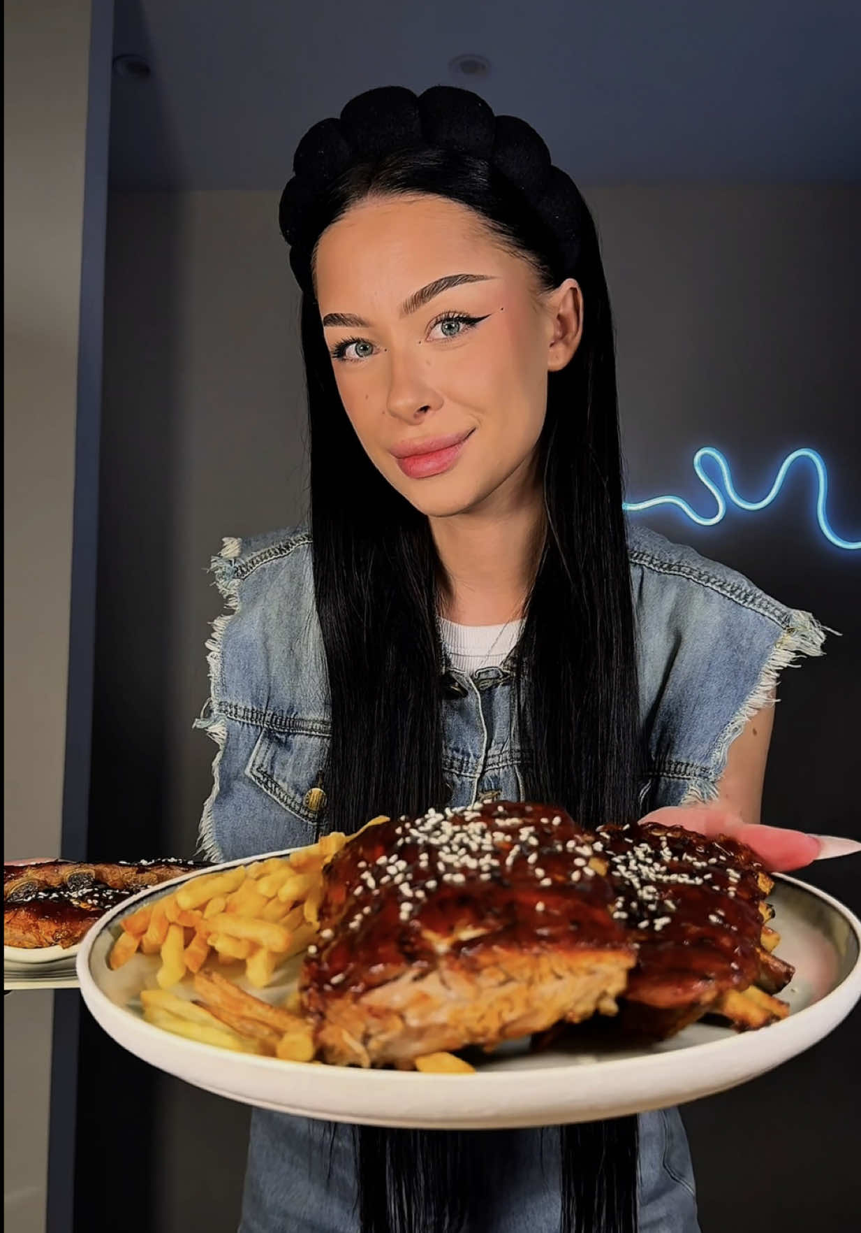 Свиные рёбрышки как во Frank by Basta 🐷🤤 Долго искала рецепт, чтобы вкус был именно такой же. Готовятся они очень просто, всего 20 минут, а получаются безумно вкусными с очень мягким нежным мясом, которое с легкостью отваливаются от кости 🦴  Рецепт в описании👨‍🍳, просто нажмите 3 точки в верхнем правом углу экрана ↗️  Мои соц.сети: 🔗 Inst: __striga 🔗 TikTok: aveanastezia 🔗 TG: striga news  🔗 YT: InanaSays  Ингредиенты на 2 шт.: 🐷 свиные ребра - 2/3 шт. 🧂 соль/перец - по вкусу на глаз  🌶️ копченая паприка - 2 ч.л. на одну сетку ребер 🧄  сушеный чеснок - 1 ч.л. на одну сетку ребер * распределяем по сухим ребрам с двух сторон, плотно заворачиваем со всех сторон и запекаем 2 часа при 160С. Для соуса:  🥫 кетчуп - 50 гр.(2 ст.л) 🌶️ соус сладкий чили - 50 гр.(2 ст.л) 🥄 горчица - 1 ч.л. 🫗 соевый соус - 40 мл.(3 ст.л) * Раскрываем фольгу и добротно смазываем ребра соусом. Разогреваем духовку до 220С и запекаем еще 20 минут.  Приятного аппетита ♥️ Готовьте и делитесь результатами и вашими впечатлениями 🫶