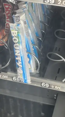 auch wenn es bounty ist sind zwei besser als eins 😔🙏 #snack #snackautomat #fürdich #bounty #vendingmachine 