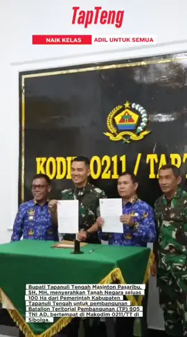 Bupati Tapteng Serahkan Tanah Negara 100 Ha Kepada Kodim 0211/TT Untuk Pembangunan Batalion TP 905  Sibolga - Bupati Tapanuli Tengah Masinton Pasaribu, SH, MH, menyerahkan Tanah Negara seluas 100 Ha dari Pemerintah Kabupaten Tapanuli Tengah untuk pembangunan Batalion Teritorial Pembangunan (TP) 905 TNI AD, bertempat di Makodim 0211/TT di Sibolga, Rabu (17/09/2025).  Penyerahan Hibah Tanah ini, sesuai dengan Surat Keputusan Bupati Tapanuli Tengah Nomor 1845/ KTPS/2025 Tanggal 15 September 2025, lahan Pembangunan Batalyon Teritorial Pembangunan TP 905 TNI AD yang terletak di Kelurahan PO Manduamas, Kecamatan Manduamas. Dalam sambutannya, Bupati Tapanuli Tengah Masinton Pasaribu, SH, MH, menyampaikan, Pemerintah Kabupaten Tapanuli Tengah telah menyiapkan lahan untuk pembangunan Batalyon Teritorial Pembangunan. Keputusan bersejarah ini bagaimana mengukuhkan keberadaan Negara, kami sebagai Pemerintah Daerah ingin agar Batalion TNI Tetorial Pembangunan ada di wilayah Pantai Barat Sumatra Utara, khususnya Tapanuli Tengah. Kami berupaya menyiapkan lahan untuk pengadaan Batalion Teritorial Pembangunan, ini semua bisa dilakukan atas kerjasama dan niatan baik kita. Kami berharap ini nanti kita tindak lanjuti ke Kementerian Pertahanan RI, lahan yang diserahkan menjadi aset untuk menguatkan peran TNI di masyarakat dan Negara. Mengakhiri Sambutannya, Bupati Tapanuli Tengah mengucapkan, terima kasih Kepada Komandan Korem 023/KS, Kolonel Inf. Jansen P. Nainggolan, M.Sc., atas kerjasama dan kolaborasi yang terjalin dengan baik selama ini. Semoga pecah Bintang, selamat bertugas ditempat yang baru, bertambah Bintangnya, jangan lupa Tapanuli Tengah dan Sibolga. Saya merasakan bagaimana Danrem mampu membangun sinergi, kolaborasi dan harmonisasi, terkhusus di Tapanuli Tengah. Salah satunya bagi kita momen bersejarah dengan rencana pembangunan Batalion Teritorial Pembangunan di wilayah Kabupaten Tapanuli Tengah. Sementara itu, Danrem 023/KS, Kolonel Inf Jansen P. Nainggolan, M.Sc., menyampaikan, Saya berterima kasih atas kehadiran kita pada acara hari ini, sekaligus silaturahmi karena saya dalam waktu dekat akan pindah tugas ke Jakarta. Puji Tuhan kami ditugaskan menjadi Danrindam Kodam Jaya.  Terima kasih yang sebesar-besarnya atas sinergi dan kerjasama selama ini. Tugas yang baik dan berkat kerjasama, ini sangat diapresiasi oleh Pangdam I/BB, atas apa yang dilaksanakan Kodim 0211/TT bekerjasama dengan Pemerintah Daerah Kabupaten Tapanuli Tengah. Saya berterima kasih kepada Bupati Tapanuli Tengah atas keputusan yang Bapak laksanakan memberikan Hibah Tanah untuk pembangunan TP 905. Saya senang bisa berdinas di Korem 023/KS ini, dengan stakeholder dan semua bersinergi membantu daerah untuk kesejahteraan masyarakat. Mohon maaf apabila ada tutur kata kami yang salah.  Kegiatan ini juga dirangkai dengan  Penandatanganan SK Bupati Tapanuli Tengah, Penyerahan Tanah Negara lahan 100 Ha kepada Kodim 0211/TT, serta Penandatanganan Berita Acara  Serah Terima kegiatan Optimalisasi Lahan Pertanian.  Kegiatan ini turut dihadiri Wakil Ketua DPRD Tapanuli Tengah Disman Sihombing, Wali Kota Sibolga Akhmad Syukri Nazry Penarik, S.Pd, MH, Dandim 0211/TT, Letkol Inf Fernando Batubara, S.Sos. M.Han, Danlanal Sibolga Letkol Laut (P) Haka Andinatha, M.Tr, Dansat Radar 234 Sibolga Letkol Lek Alif Syaifuddin Rahman, Kajari Sibolga Syaifful Alam Yuliastana SH, MH, Ketua Pengadilan Negeri Sibolga Hendra Utama Sotardodo, SH, MH, Kepala Kantor Pertanahan  Tapanuli Tengah Naek Tua Hutabarat, S.Kom., S.E., M.Si, Asisten  Pemerintahan dan Kesra  Setdakab Tapanuli Tengah, Kepala Dinas Pertanian, Kepala Dinas PMPPTSP, Kepala Bappeda, serta Mewakili Dinas PUPR Kabupaten Tapanuli Tengah. @Masinton Pasaribu  @H. Mahmud Efendi Lubis  #TaptengNaikKelas #AdilUntukSemua