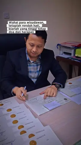 Setiap lembar ijazah, terselip doa semoga mereka yang menerima ijazah ini senantiasa diberkahi hidupnya, ilmunya, rezkinya. Amin #fakultassyariah #uinsaizupurwokerto #uinsaizu #purwokerto 