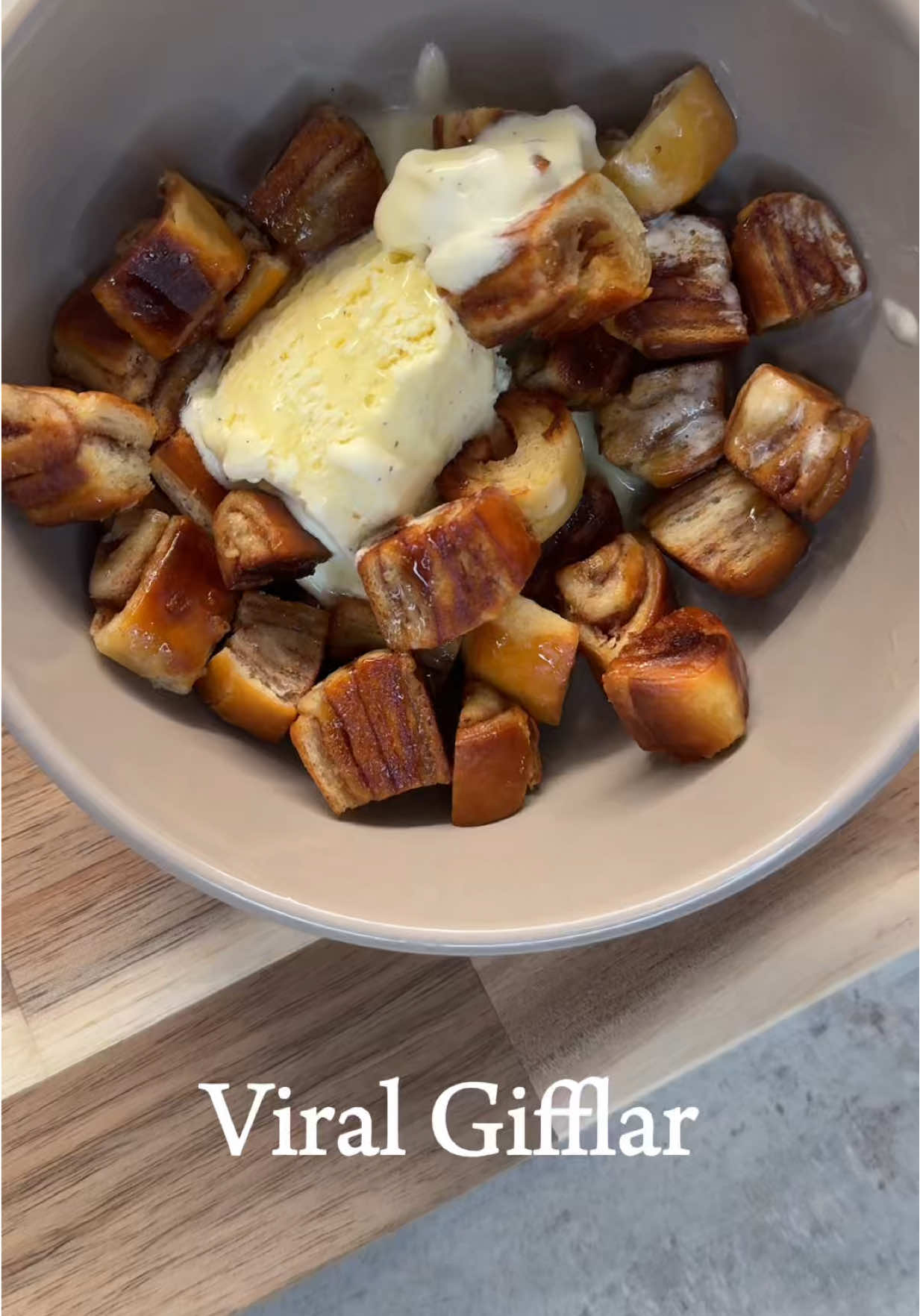 Viral Gifflar Dessert 🍨🇸🇪 Zutaten: Gifflar Zimtschnecken Butter Zucker Vanilleeis Zubereitung: Gifflar Zimtschnecken in kleine Würfel schneiden. In einer Pfanne Butter schmelzen, Zucker hinzufügen und leicht karamellisieren lassen. Die Gifflar-Würfel darin anbraten, bis sie knusprig sind. Kurz abkühlen lassen und zusammen mit Vanilleeis servieren. 10/10🤝🏽 #gifflar #cinnamonroll #vanillaice #dessert 