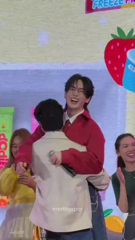 Perth đã bế em Ta rồi, hôm nay em bám anh lắm!🖤🤍 #perthsanta #เพิร์ธแซนต้า #santapp #santapongsapak #perthtanapon   