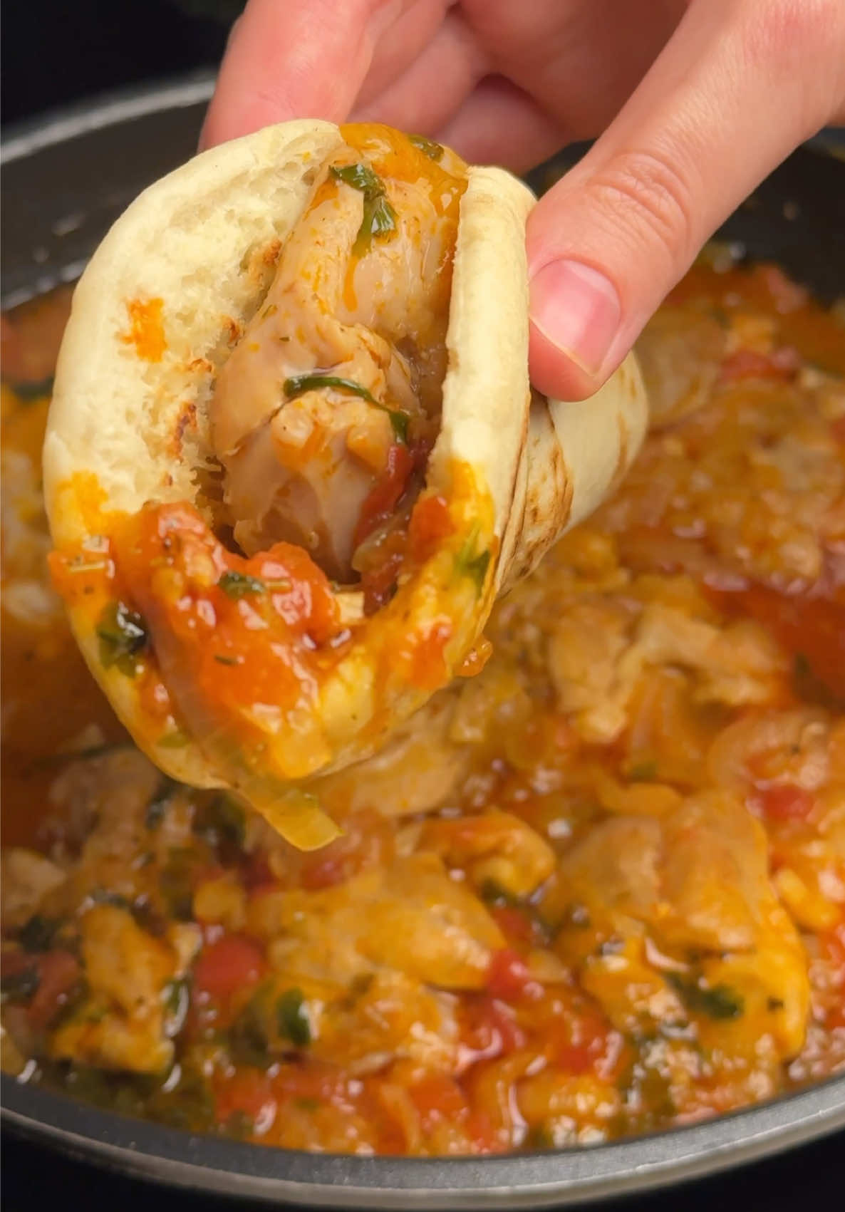 Грузинське чахохбілі – страва, яку захочеться готувати знову і знову! 🤤🇬🇪       Інгредієнти :  Філе бедра куряче - 3 шт.великих Цибуля - 3 шт.середніх Часник - 3 зуб. великих (дрібно нарізати) Помідори - 4 шт. малих (без шкірки) Кінза або петрушка - жменька  Вода 150-200 мл. Томатна паста - 1 ч.л. Сіль 1.5 ч.л. Перець мелений 1/4 ч.л. Паприка 1/4 ч.л. Хмелі сунелі 0.5 ч.л          Готувати 30 хв. на малому вогні ,під кришкою. #чахохбілі #рецепти #грузинськакухня #українськийтікток #домашнякухня 