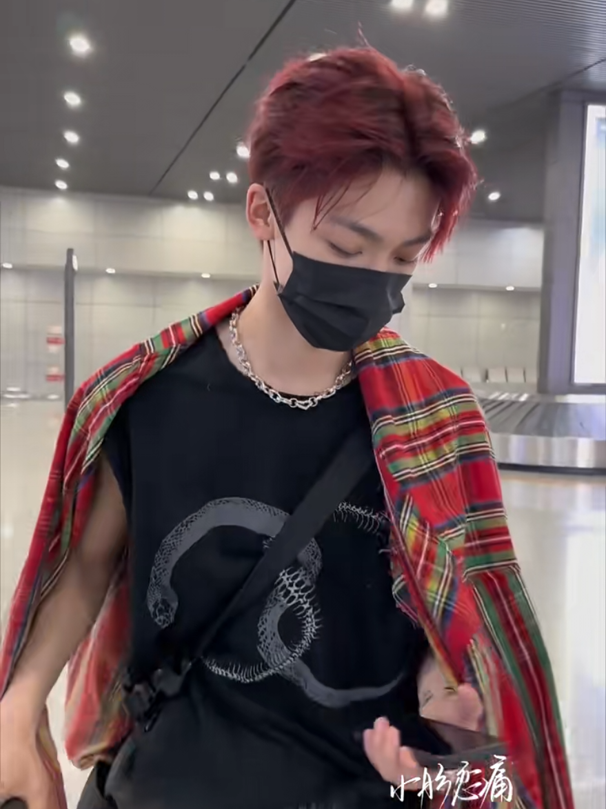 Ditunggu red hairnya sesuai plan yah dek di next perform, pasti menyala sekali... btw upss itu baju yang di haluin dibilang bucin seseorang padahal udah dari tahun kapan itu baju kamu pake yah dek 😂  Maklumin aja dek namanya juga 🤡 🤣 #Ziyu #梓渝 @ziyu0706 #YUNI 