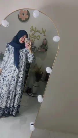 Ada yg tau aku pake baju dr brand apa??