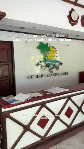 Lost Place auf den Malediven, was ist hier passiert? 🇲🇻 Das ehemalige Luxusresort Velidhoo Island steht seit Ende 2019 leer. Offizielle Gründe für die Schließung wurden nie genannt, vermutlich spielten finanzielle Schwierigkeiten und ein Eigentümerwechsel eine Rolle. Anfang 2020 wurde die Insel sogar kurzfristig in eine Quarantänestation während der COVID19 Pandemie umfunktioniert. Und sorry für die Verwirrung, ich hatte es von den Locals so verstanden, dass es seit 18 Jahren geschlossen ist. Im Netz habe ich dann die Info von 2019 gefunden. 😂 Heute lebt dort nur noch ein Mann mit seinen acht Katzen.  Als Besucher könnt ihr Velidhoo inzwischen auf einem Tagesausflug von zum Beispiel Mathiveri entdecken. Die Tour lässt sich ganz einfach über eure Unterkunft buchen. Absolute Empfehlung wenn ihr auf Mathiveri seid ist das @lapearlmathiveri  #lostisland #velidhoo #malediven #mathiveri #localislands 
