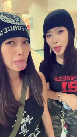 みんな訳わからず真似すんの可愛い、ちなみに2人とも舌でお花できる個性持ち