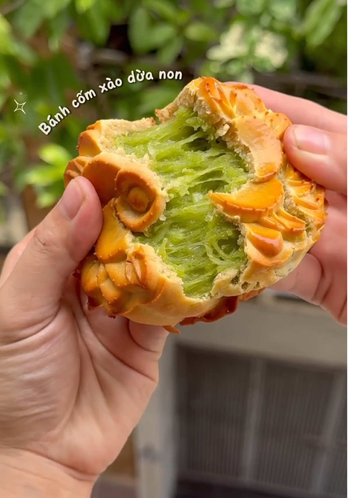 🥮 Bánh cốm xào dừa non luôn là một trong những vị bánh làm nức lòng khách nhà Mooni ạ 🥰  🥥 Nhân bánh là sự kết hợp giữa cốm tươi và dừa non, tạo nên vị ngon hài hoà ăn tới đâu cuốn tới đó đó ạ 🥰 #banhtrungthu #fyp #xuhuong #banhtrungthucomdua #moonicake 