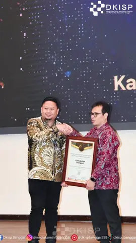 Pemkab Banggai Buktikan Komitmen Digitalisasi Layanan Publik, Sabet Penghargaan GM-DTGI 2025 DKISP BANGGAI - Pemerintah Kabupaten Banggai meraih penghargaan Gadjah Mada Digital Transformation Governance Index (GM-DGTI) Tahun 2025 sebagai Pemerintah Daerah Terbaik Tingkat Kabupaten Kota se-Provinsi Sulawesi Tengah, pada Kamis (18/9/2025) di Auditorium Magister Manajemen FEB UGM. Penghargaan tersebut diserahkan langsung oleh Wakil Menteri Komunikasi dan Informatika Republik Indonesia, Nezar Patria, S.Fil., M.Sc., M.B.A kepada Kepala Dinas Komunikasi, Informatika, Statistik dan Persandian (DKISP) Kabupaten Banggai, Lesmana Kulab S.Kom. Penganugerahan GM-DTGI tahun ini dikemas dalam rangkaian Seminar Nasional bertema “Mengoptimalkan Big Data dalam Tata Kelola Pemerintahan Daerah untuk Mendukung Akselerasi Transformasi Digital”. Kegiatan tersebut tidak hanya menjadi ajang penghargaan, tetapi juga forum diskusi akademik dan praktis mengenai strategi percepatan transformasi digital di pemerintahan daerah. Sebagai sebuah inisiatif akademik, GM-DTGI dikembangkan oleh UGM untuk mengukur sejauh mana pemerintah daerah mampu melaksanakan transformasi digital secara terstruktur dan berkesinambungan. Indeks ini menitikberatkan pada berbagai aspek penting, antara lain inovasi layanan publik berbasis teknologi, tata kelola data, keamanan informasi, serta integrasi sistem digital yang mendukung penyelenggaraan pemerintahan.  Tahun 2025, penilaian dilakukan terhadap 508 pemerintah kabupaten/kota di seluruh Indonesia, menjadikan GM-DTGI sebagai instrumen evaluasi yang representatif sekaligus kompetitif. Dalam arahannya, Wakil Menteri Komunikasi dan Informatika Republik Indonesia, Nezar Patria, mengatakan bahwa tujuan transformasi digital disektor pemerintahan adalah untuk meningkatkan kualitas layanan publik agar lebih optimal dan efisien melalui platform digital.  “Esensi terpentingnya adalah mengubah cara kita bekerja melalui layanan digital,” ujarnya. Ia menambahkan bahwa kunci keberhasilan terletak pada sumber daya manusia dan teknologi. Dengan kata lain, transformasi digital tidak akan berhasil tanpa adanya perubahan pola pikir serta peningkatan kecakapan aparatur dalam memanfaatkan teknologi. Secara metodologis, GM-DTGI 2025 menggunakan tujuh pilar utama sebagai indikator penilaian, yaitu: 1. Tata Kelola Kepemimpinan 2. Peraturan dan Kebijakan 3. Keamanan Siber dan Privasi 4. Reformasi Administrasi Publik dan Perubahan Manajemen 5. Inovasi Layanan Publik 6. Desain Platform Berbasis Pengguna Ekosistem Digital 7. Tata Kelola Data Kabupaten Banggai dinilai unggul dibandingkan Kabupaten/Kota lain di Sulawesi Tengah dalam rangka transformasi digital, hal ini dibuktikan dengan keberhasilan dalam mengintegrasikan berbagai aplikasi digital yang mempermudah pelayanan publik, seperti Command Center, Call Center 112, Banggai Satu Data serta Banggai Digital Service. Keberhasilan ini diapresiasi langsung oleh Kepala DKISP Banggai, Lesmana Kulab, S.Kom. Ia menyampaikan bahwa penghargaan ini merupakan bukti keseriusan Pemerintah Kabupaten Banggai dalam menghadirkan layanan publik berbasis digital yang semakin mudah dijangkau masyarakat. “Kami berupaya memastikan setiap inovasi digital yang dikembangkan benar-benar memberikan manfaat nyata bagi masyarakat, bukan hanya sekadar formalitas. Ke depan, kami akan terus memperkuat integrasi sistem dan meningkatkan literasi digital aparatur agar pelayanan publik semakin cepat, transparan, dan terpercaya,” ungkapnya. Dengan prestasi ini, Kabupaten Banggai tidak hanya unggul di tingkat provinsi, tetapi juga menegaskan posisinya sebagai salah satu daerah yang mampu bersaing dalam mewujudkan transformasi digital di tingkat nasional. *Tim Liputan Dinas Komunikasi, Informatika, Statistik dan Persandian (DKISP) Kabupaten Banggai.