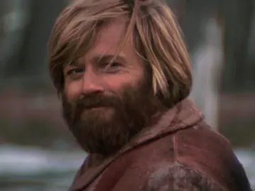 #RobertRedford in #JeremiahJohnson (1972) di #SydneyPollack, capolavoro che cattura, un western unico nel suo genere, non solo per le foreste innevate e gelide che ne fanno da sfondo, ma perché si sposta dalla violenza della vendetta alla tenerezza della convivenza, dalla crudeltà all'amore. I personaggi si incontrano nella neve, e proprio come le loro tracce spariscono, così anche i vecchi rancori e le amarezze si dissolvono in un gesto di pace… #movieedit #cinema 