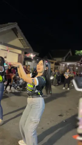 asek”💃✨@siska_permataa #dencer #dencerkarnaval #karnaval2025 #blitar24jam #fyp 