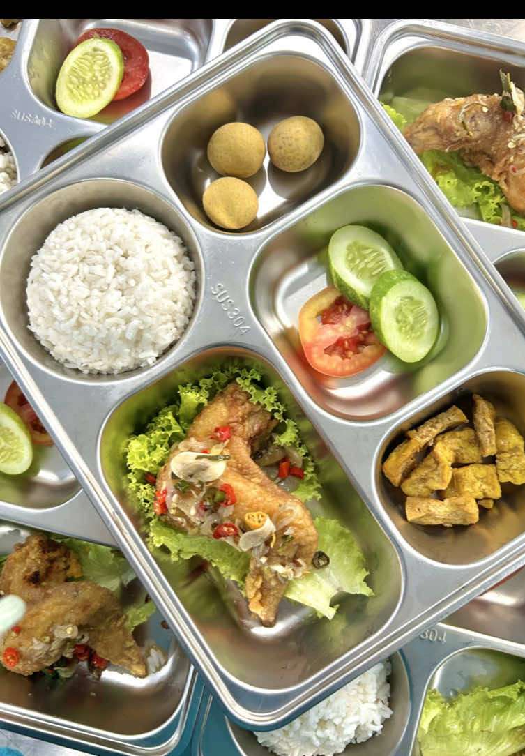 menu mbg makmur jaya hari ini  ayam sambal matah, tahu kecap, nasi, lengkeng, tomat & timun kandungan gizi : porsi kecil energi : 448.9 kkal protein : 13.7 g lemak : 22.0 g karbohidrat : 49.4 g porsi besar energi : 681.2 kkal protein : 20.9 g lemak : 26.1 g karbohidrat : 89.8 g #sppgmakmurjaya #mbg #bandungbarat 