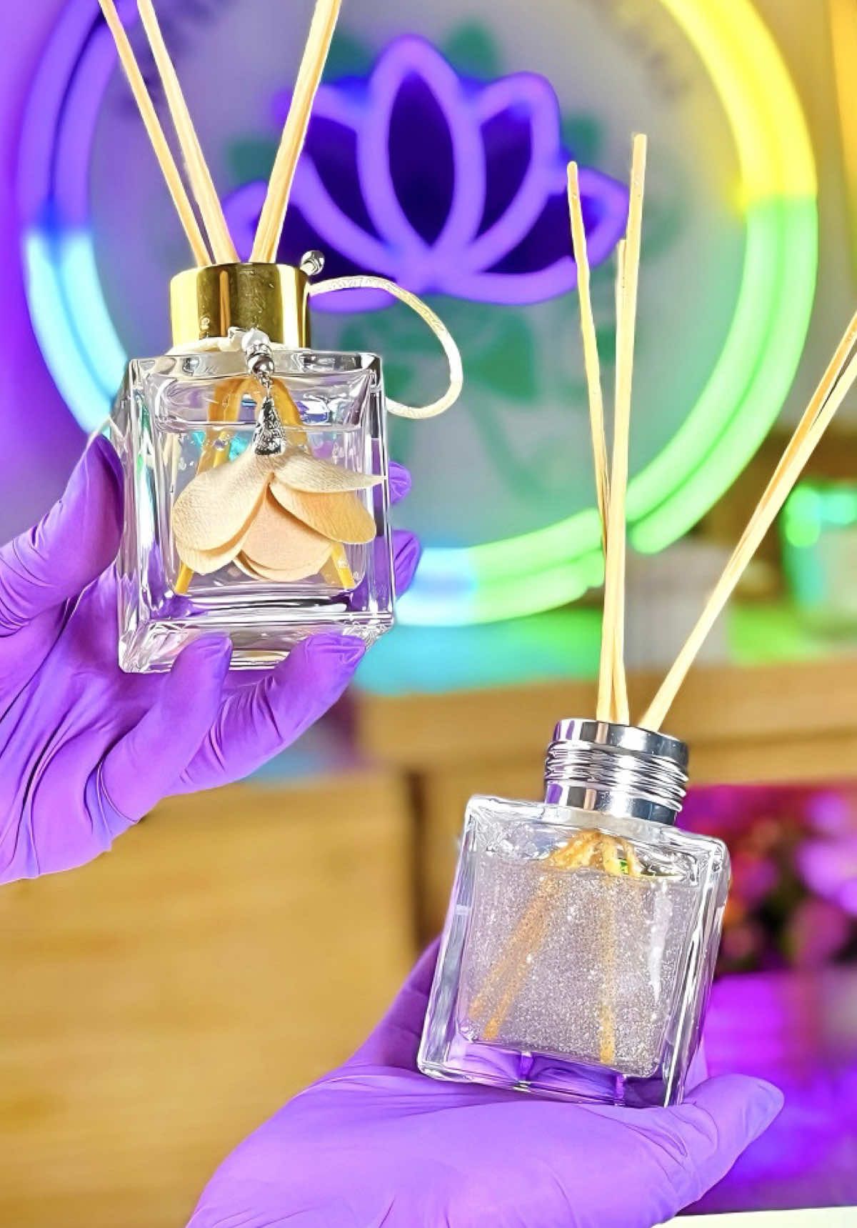 AMBIENTE PERFUMADO COM TOQUE ARTESANAL E SOFISTICADO! ☺️✨ Descubra a versatilidade das nossas Bases para Aromatizador em Gel, perfeitas para quem deseja criar ambientes aconchegantes com fragrâncias personalizadas, duradouras e cheias de estilo! 🌟 Com a fórmulas em gel, a liberação da fragrância é lenta e contínua, garantindo perfume prolongado sem preocupações! 😉 ✅ Personalização total: adicione sua fragrância favorita e, se quiser, algumas gotas de corante para dar aquele charme extra; ✅ Versatilidade: ideal para difusores e aromatizadores de ambiente, deixando aquele cantinho especial da casa ou do trabalho sempre perfumado; ✅ Elegância e durabilidade: aroma marcante e visual sofisticado, o detalhe que transforma qualquer espaço. Deixe o perfume transmitir acolhimento, estilo e personalidade. Porque um detalhe aromático muda todo o ambiente! 🌸 📲 Incrível, né? Chama a gente no WhatsApp: (11) 98717‑0166 e adquira já as suas bases! 🛍️✨ #imperiodasessencias #aromatizador #aroma #difusor #fyp 