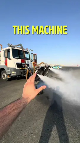 This is what your plane leaves behind after landing… 🤯 @Dubai International Airport #TheAirportGuy 