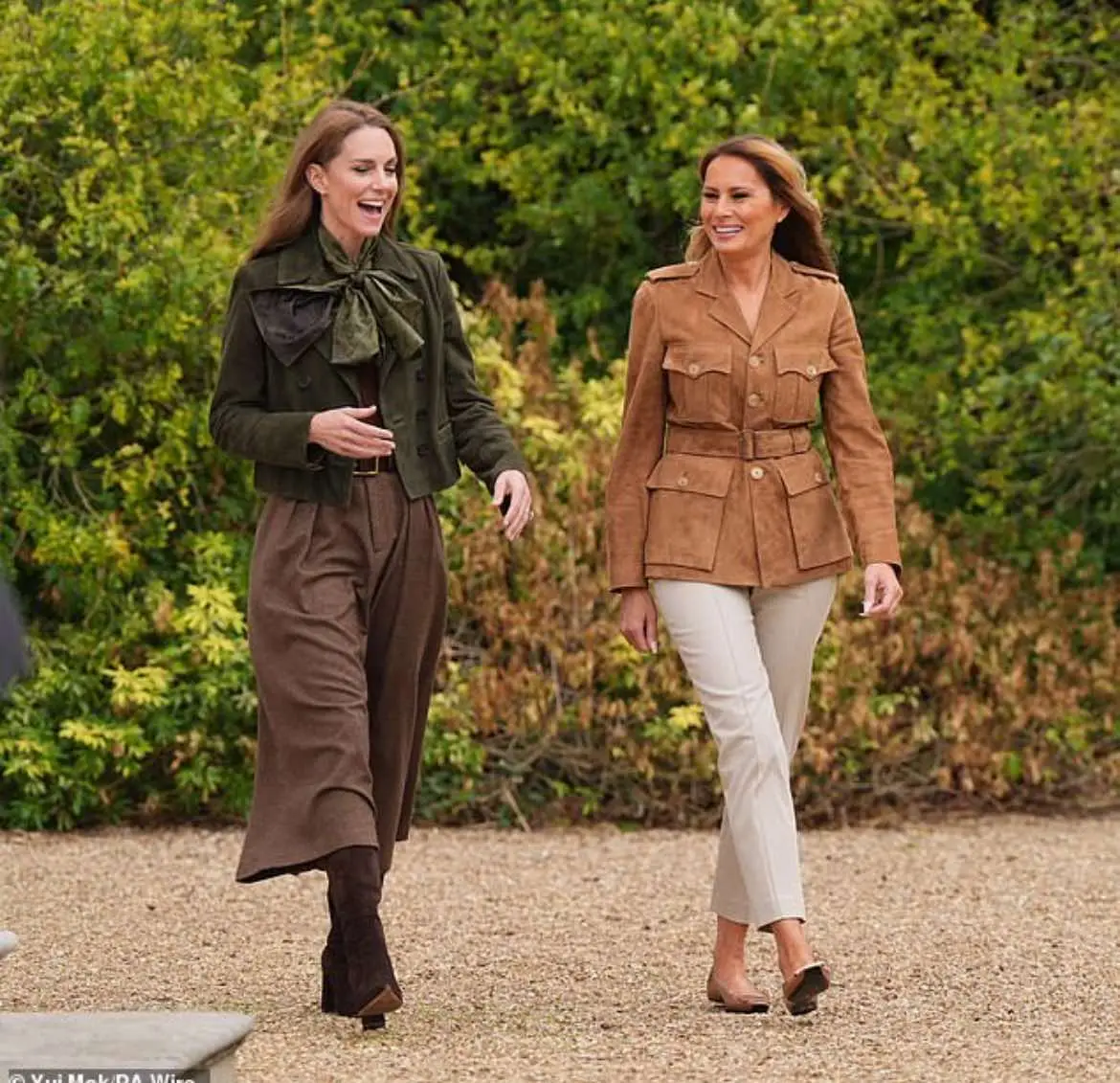 Melania is shown Queen Mary’s doll house and the Royal Library at Windsor Castle. She also spent time with #princessofwales and Scouts at Frogmore.
