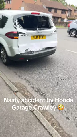Nasty car accident by Honda Garage Crawley 😳 #carcrash #caraccident #crash #crawley #incident 