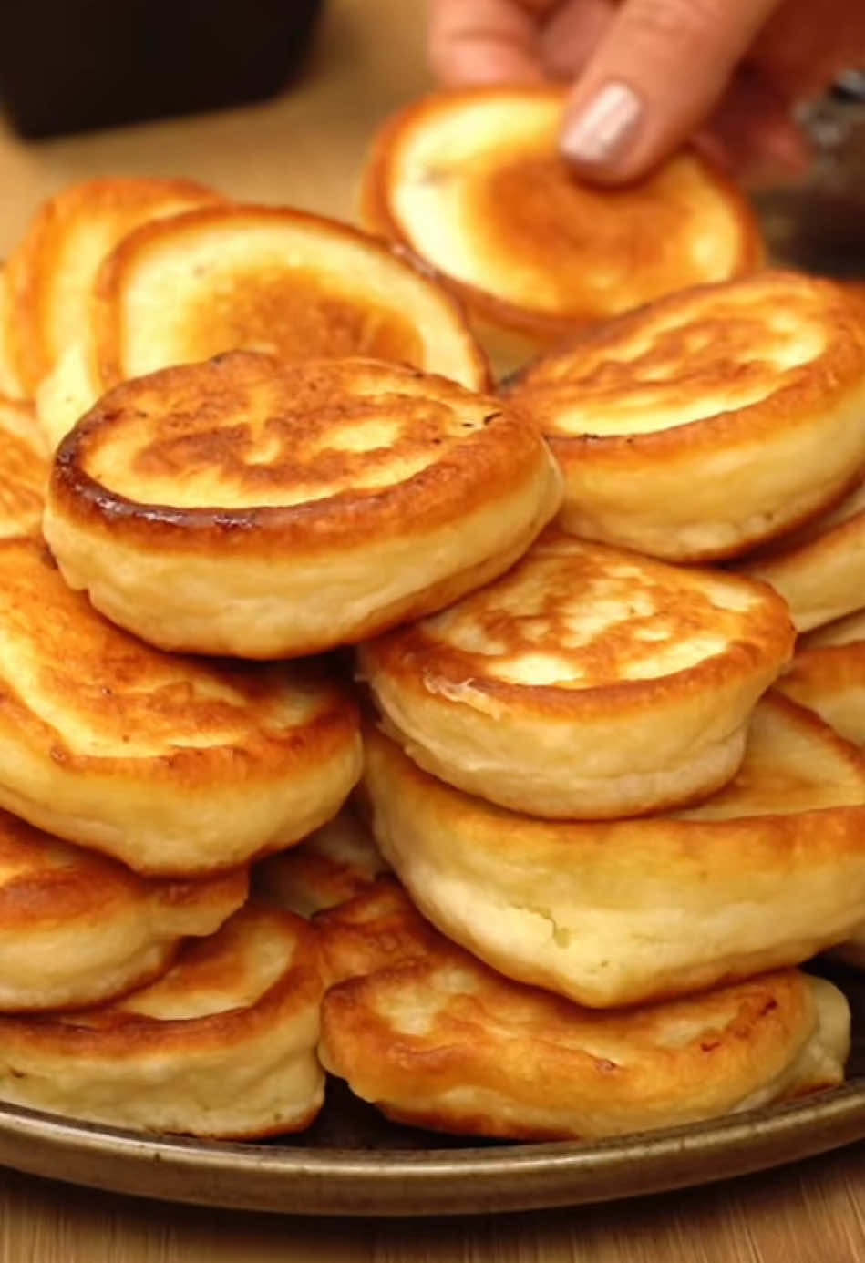 Chefir - 500gr Ouă - 1 bucată Făină - 380 gr Zahăr - 3 linguri Bicarbonat - 1 lingură rasă Sare Dulceață Ulei pentru prăjit #amintire 