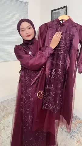 Bagus banget sih Aslii 👊😌 #dress #dressbrukat #dresskondangan #dresscouple #burgundy 