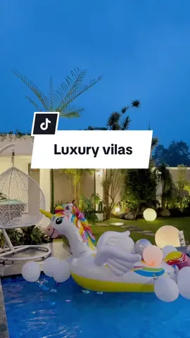 ✨ Villa baru opening di Puncak! Cuma buat 10 orang, vibes-nya luxury & private. Ada taman elegan + private pool yang bikin quality time makin berkelas. 🌿💦 📍 Lokasi strategis Puncak 👨‍👩‍👧‍👦 Kapasitas 10 orang 💎 Suasana eksklusif 👉 Cocok buat keluarga kecil atau circle deket yang butuh healing tanpa rame-rame. Tag temen healing kalian👇 #vilarian #sewavillapuncak #puncakbogor #placetogopuncak #sewavillapuncakmurah 