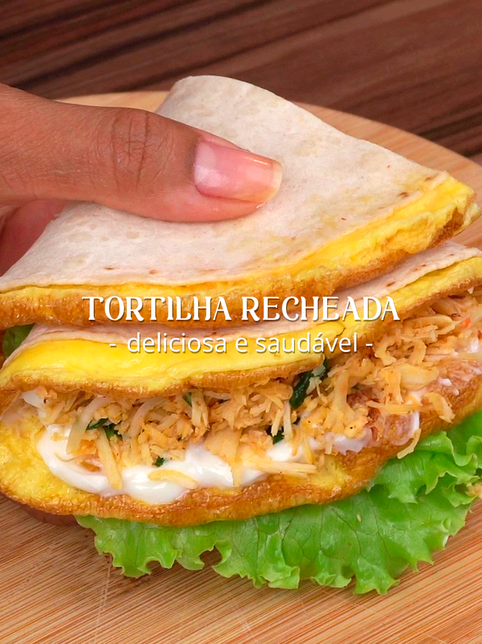 TORTILHA RECHEADA Mais uma opção de jantar proteico e fácil de fazer. Ingredientes: • 2 ovos • Sal a gosto • 1 tortilha • Requeijão light a gosto • Frango desfiado e temperado a gosto • Alface a gosto  #receita #receitasimples #receitafácil #receitasaudável 