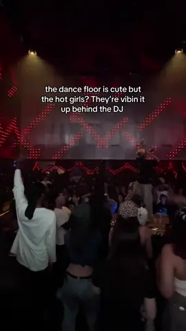 Belakang dj lebih asik kak.