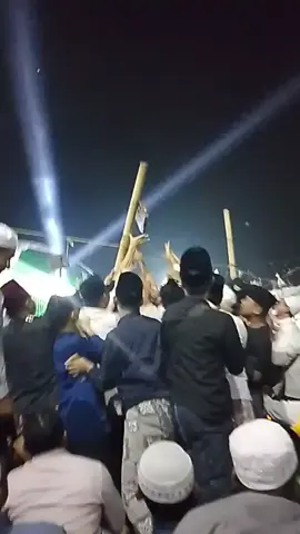 rebutan sarung BHS 😅😅 pengajian di Bogor bersama KH Kholil As'ad Syamsul Arifin 💚🤲🤲 #fypシ #madurapride🏝️🔥 #maulidnabi #khkholilasadsamsularifin💚 #bismillahfyp 