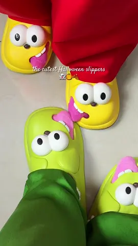 Can you think of a better gift for Halloween? 🎃🎁 #kissing #slippers #halloween #halloweencostume 