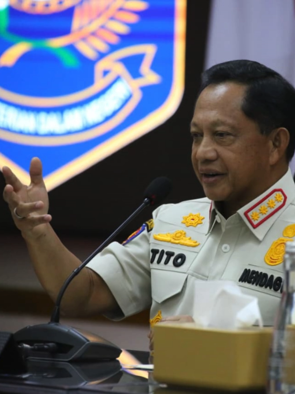 𝗔𝗣𝗕𝗡 2026: 𝗧𝗿𝗮𝗻𝘀𝗳𝗲𝗿 𝗸𝗲 𝗗𝗮𝗲𝗿𝗮𝗵 𝗡𝗮𝗶𝗸 𝗥𝗽 43 𝗧𝗿𝗶𝗹𝗶𝘂𝗻  Jakarta – Pemerintah dan Badan Anggaran (Banggar) DPR RI resmi menyepakati penambahan anggaran untuk Transfer ke Daerah (TKD) dalam Anggaran Pendapatan dan Belanja Negara (APBN) 2026. Anggaran tersebut naik dari Rp650 triliun menjadi Rp693 triliun, atau bertambah sebesar Rp43 triliun. Kesepakatan itu diambil dalam rapat kerja Banggar DPR RI bersama Menteri Keuangan Purbaya Yudhi Sadewa mengenai Penyampaian dan Pengesahan Laporan Panja-Panja serta Pengambilan Keputusan Tingkat I RUU APBN TA 2026. Menanggapi perkembangan tersebut, Bupati Pati Sudewo yang juga menjabat Wakil Ketua Umum I Asosiasi Pemerintah Kabupaten Seluruh Indonesia (Apkasi) melakukan audiensi dengan Menteri Dalam Negeri (Mendagri) bersama Ketua dan Dewan Pengurus Apkasi, Kamis (18/9/2025). “Yang terbaru, naik Rp43 triliun. Kenaikan Rp43 triliun ini sesuai dengan permintaan dari komisi-komisi dan berbagai pemberitaan yang demikian dahsyatnya urusan TKD,” ujar Sudewo, mengutip pernyataan Ketua Banggar DPR RI Said Abdullah. Sebelumnya, Menteri Keuangan Purbaya Yudhi Sadewa telah menjanjikan adanya kenaikan alokasi TKD 2026. Langkah ini diambil setelah sejumlah pemerintah daerah (Pemda) ramai-ramai menaikkan pajak bumi dan bangunan (PBB) akibat keterbatasan anggaran. “Kemarin daerah-daerah anggarannya terlalu terpotong banyak sehingga banyak yang menaikkan PBB. Menjaga hal itu, nanti Menkeu dengan Ketua Komisi XI akan memberi pelonggaran sedikit terkait transfer ke daerah,” kata Sudewo mengutip pernyataan Menkeu Purbaya. Sudewo menegaskan bahwa tujuan penambahan anggaran TKD ini adalah agar pemerintah daerah memiliki ruang fiskal lebih luas untuk membangun ekonomi di wilayah masing-masing. “Harapannya, daerah bisa membangun ekonominya dengan tenang,” pungkasnya. #apbn #tkd #virals #fyp #jangkauansemuaorang