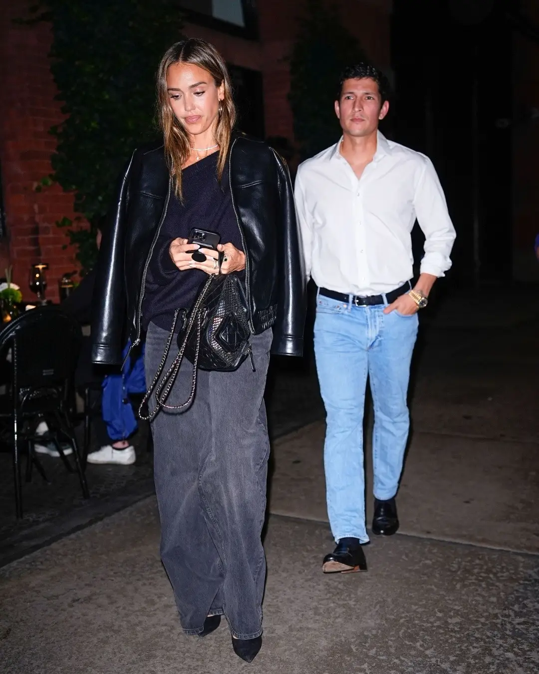 Jessica Alba and boyfriend Danny Ramirez stepped out for a date night in NYC. 😏 📸: GC Images