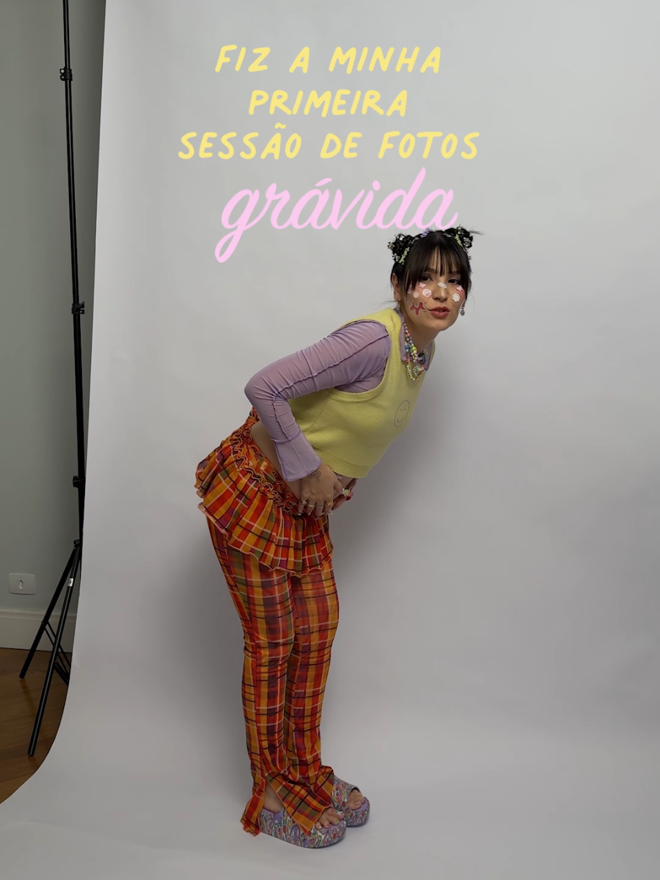 minha primeira sessão de fotos com o sublibaby no forninho não poderia ser mais a minha cara ✨️👛💅🎀💘🤏💕 #bastidores #shooting #gravidez #y2k #fotos 