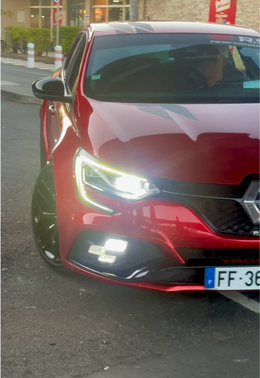 Comment pouvez-vous ne pas aimer ce genre de voiture 🥵. #renaultsport #teamrenaultsport #megane4rstrophy #passionauto #974 