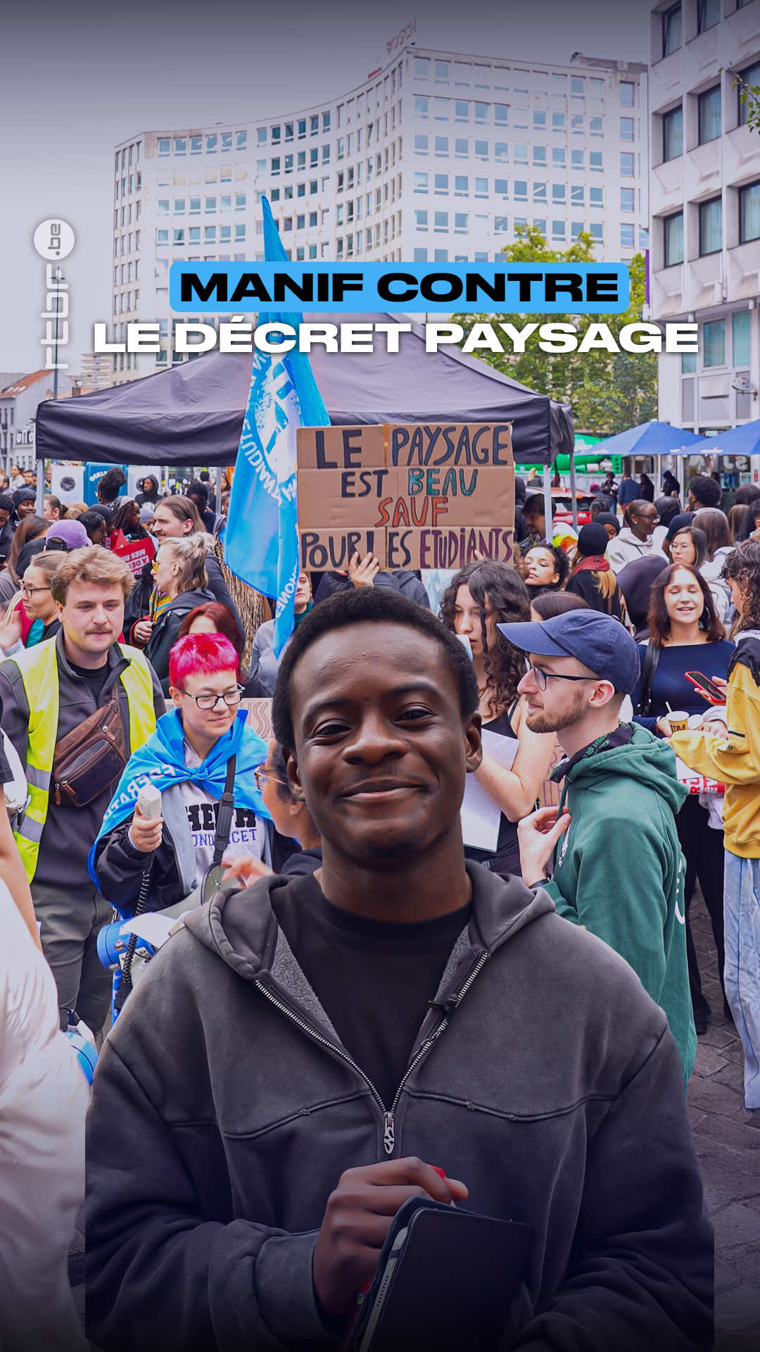 La Fédération des étudiant·e·s francophones (FEF) a lancé un appel à la manifestation ce 17 septembre devant le gouvernement de la Fédération Wallonie Bruxelles, car c’est là que se trouvent les bureaux d’Elisabeth Degryse (Les Engagés), la Ministre-Présidente de la FWB, en charge de l'Enseignement Supérieur.  Plus de 600 étudiants sont venus se faire entendre. Ils dénoncent les règles de finançabilité de leurs études. Certain.e.s ne peuvent plus poursuivre leur cursus parce qu’ils/elles n’ont pas accumulé suffisamment de crédits dans les délais impartis. Parmi les porte-voix estudiantins, il y a Gloire Bofanga. Avec Adam Assaoui, le président de la FEF, il a pu rencontrer la ministre Elisabeth Degryse.   Après la manifestation, la police a donné l’ordre aux manifestants de se disperser suite à des débordements vers 13h45 (jets d’oeufs, de gourdes, de pierres et autres projectiles en direction du bâtiment de la FWB). Gloire s’est ensuite rendu avec d'autres étudiant·e·s devant le siège du PS, puis du MR. C’est là qu’il nous confie s’être fait encercler et arrêter par la police avec 4 autres jeunes. Ils ont été libérés à leur arrivée au commissariat, contrairement à Gloire qui a passé plusieurs heures en cellule avant d’être relâché dans la soirée. Selon la police, il a été arrêté sur base de trouble à l’ordre public. #decretpaysage #études #belgique #manifestation #sinformersurtiktok 