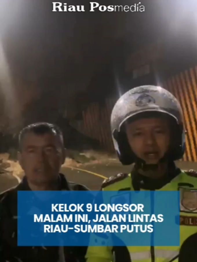 LIMAPULUH KOTA (RIAUPOS.CO) - Longsor Kelok 9, Kabupaten Limapuluh Kota, Sumatera Barat terjadi pada Kamis (18/9/2025) malam. Kelok 9 dikabarkan mulai longsor sekitar pukul 19:45 WIB sehingga mengakibatkan ruas jalan nasional Sumbar-Riau putus. Longsor Kelok 9 dilaporkan terjadi bermaterial tanah dan bebatuan. Peristiwa ini mengakibatkan jalur utama yang menghubungkan Provinsi Sumatera Barat dan Provinsi Riau lumpuh karena tertutup material longsor. Material longsor berupa tumpukan tanah dan bebatuan dalam volume besar menutupi seluruh badan jalan. Hal ini membuat akses bagi kendaraan roda empat maupun roda dua tidak dapat dilalui sama sekali. Lokasi longsor berada tepat di salah satu titik terkenal di kawasan Jembatan Kelok 9. Kepala Satlantas Polres Limapuluh Kota, Iptu Zarwiko Irzal, membenarkan kejadian tersebut. Ia memastikan pihaknya telah berada di lokasi untuk meninjau langsung dampak dari bencana ini. “Saya saat ini berada di titik longsor, tepatnya di Kelok 9. Saat ini jalan tertutup,” ujar Iptu Zarwiko Irzal dikutip dari padek.jawapos.com (Riau Pos Group) Hingga berita ini diturunkan, belum ada informasi lebih lanjut mengenai upaya penanganan material longsor. Pihak kepolisian masih berkoordinasi untuk menentukan langkah berikutnya. Editor: EGP Video: Istimewa #longsor  #longsorkelok9  #sumbar  #riau 