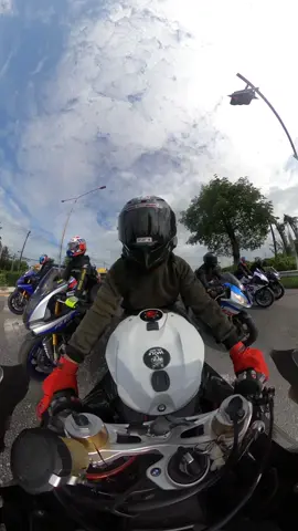 แดงดับไม่นับญาติ 🤣 #bmw #s1000rr #gsxr1000 #bigbike #สายบันเทิง 