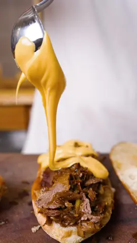 Philly Cheese Steak Sandwich Das sind zart gebratenes Fleisch, karamellisierte Zwiebeln, spicy Jalapenos und natürlich jede Menge Käsesauce. Wer das mal probiert hat, weiß wovon ich rede. Rezept: 1 Sandwichbrot (z. B. Softbaguette oder Sandwichbrot) 120 g gefrorenes Rindfleisch (am besten Hüfte, Rücken oder Filet) ½ Handvoll Jalapeños 2 kleine Zwiebeln Salz, Pfeffer, Zucker Käsesauce: 100 g Sahne 5 Scheiben Scheiblettenkäse 70 g Cheddar (am besten orangefarbener) #tiktokfood #cheese #steak #phillycheesesteak #kochen 