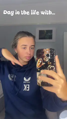 day in the lifeee👑👩🏼🌺🏄‍♀️👒🪐🍇🛼#influencerera 