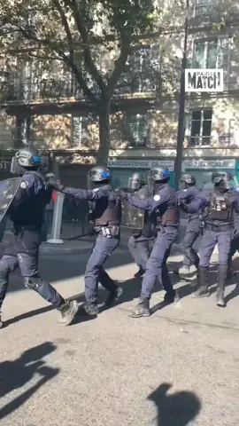 Un CRS agressé par un manifestant Boulevard Voltaire lors de la manifestation du 18 septembre. #onregardequoi #crs #police #paris #manifestation 