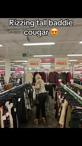 Dayum she tall😍 i dont mind climbing tho😯#pov #tiktok #rizz #foryou #viralvideo 