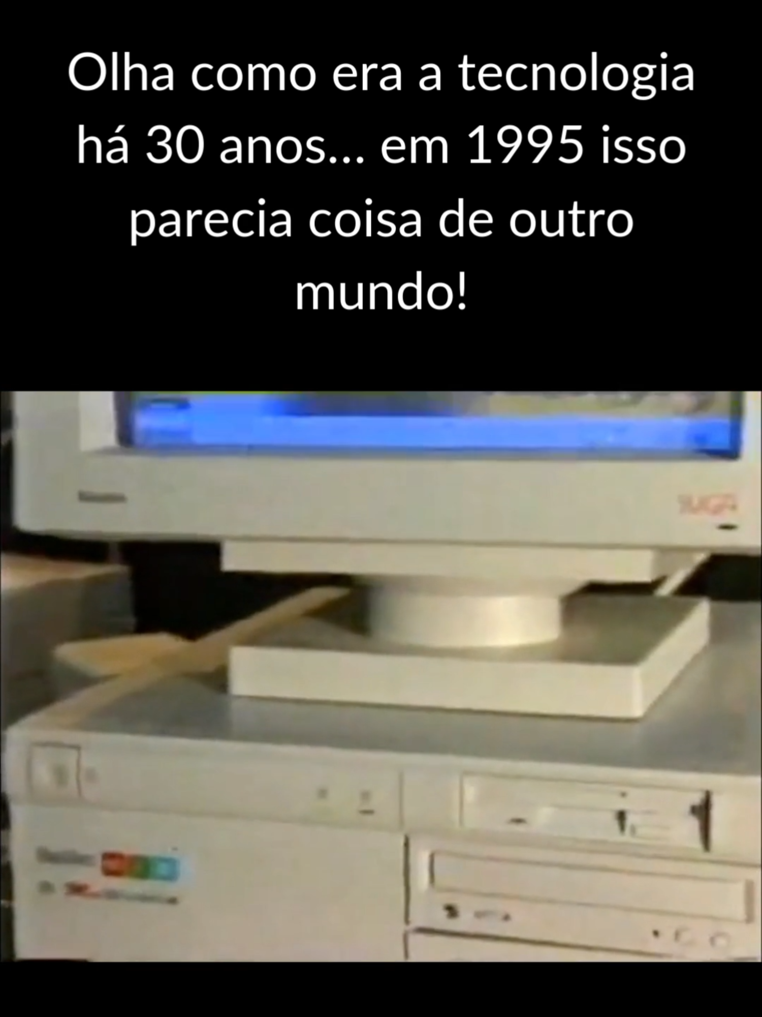Em 1995, o lançamento do Windows 95 foi tratado como se fosse a chegada de uma nova era. As pessoas faziam fila nas lojas, revistas de informática esgotavam e todo mundo queria experimentar o tal menu Iniciar e a barra de tarefas novidades que hoje parecem básicas, mas que na época eram revolucionárias. É incrível pensar como em apenas 30 anos a tecnologia deu um salto gigantesco: do encantamento com a janelinha azul ao mundo conectado no celular que cabe no bolso.  Você lembra da primeira vez que usou o Windows 95? #nostalgia #anos90 #infânciaanos90 #windows #windows95 #tecnologiaantiga #computador