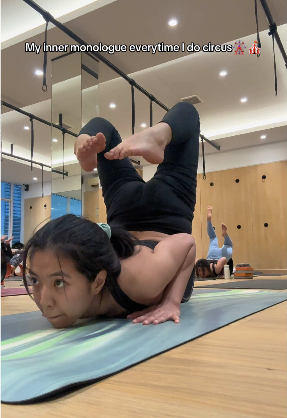 Wheel yoga selalu berasa sirkus  krn banyaaak bgt atraksinya. Super fun fun fun🎡🎠 #yogatok #wheelyoga 