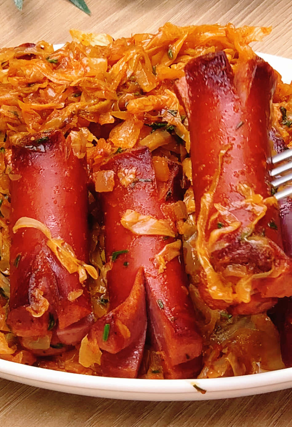 Ingrediente: o varză 2-3 linguri de pastă de tomate o ceapă 2 linguri de ulei o cană de apă sare și piper 2 foi de dafin cârnați o legătură de mărar proaspăt Poftă bună!