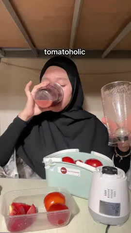 yum yummmy 🍅 mau jerawat cepat sembuh? minum jus tomat 💃🏽 btw aku lagi tiap hari minum jus tomat nich  ada yg minum sesuatu tiap hari juga tak? 🫵🏻 #tomato #holic 