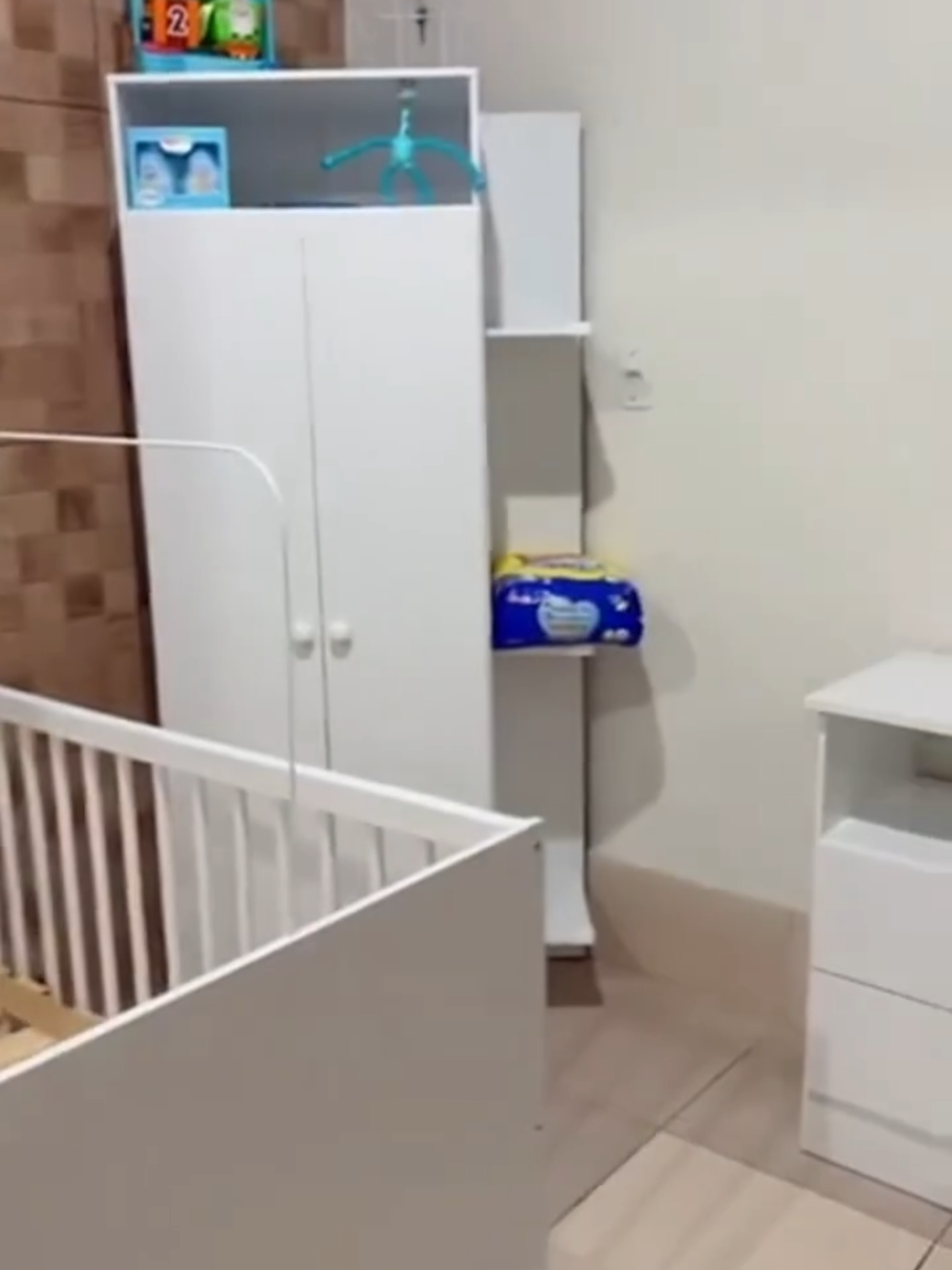 Quarto infantil completo O Jogo de Quarto Infantil Pom Pom Trevalla é a escolha ideal para quem busca praticidade, beleza e ótimo custo-benefício. Pensado especialmente para os primeiros anos do bebê, o conjunto vem completo para deixar o quartinho funcional, organizado e cheio de charme. Com design delicado e moderno, ele inclui berço, guarda-roupa e cômoda. O berço se transforma em minicama ou sofá, acompanha suporte para mosquiteiro e possui regulagens de altura no estrado, garantindo conforto e segurança conforme o bebê cresce. O guarda-roupa e a cômoda são compactos, mas oferecem espaço suficiente para roupas, fraldas e acessórios, mantendo tudo sempre à mão no dia a dia. Outro diferencial é a praticidade: o produto vem com manual simples de seguir e peças identificadas, deixando a montagem mais rápida e descomplicada. Além disso, o acabamento bonito combina facilmente com diferentes estilos de decoração. ✨ Por que escolher este quarto infantil? ✔ Kit completo com berço, guarda-roupa e cômoda ✔ Berço 3 em 1: vira minicama ou sofá ✔ Estrado com regulagens de altura e suporte para mosquiteiro ✔ Design delicado, compacto e funcional ✔ Ótimo custo-benefício