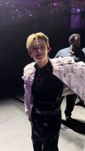 I was about to change my seat before the concert, but I didn’t and then this happened 🩵 #txtmoa #txtconcert #dallastx #acttomorrow #tomorrow_x_together 