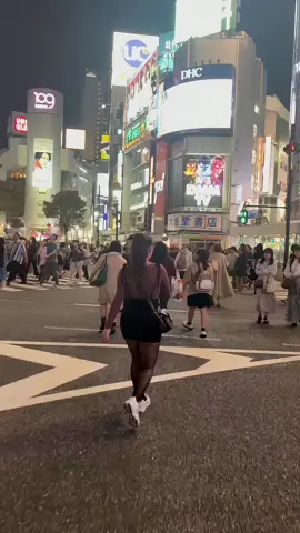 En comparant les résultats avec l’exact même prompt entre manus im et ChatGPT je me suis rendue compte que ChatGPT était beaucoup moins bon pour le côté agent, réservation etc. Je n’avais pas les bons prix, il ne respectait pas mes contraintes etc.  Dites-moi ce que vous en pensez pour ceux qui ont testé !  Et voici le prompt générique pour vos voyages à donner à n’importe quelle IA :  #Rôle : tu es une agence de voyage, experte dans la planification de voyage en (nom du pays). Pour chaque mission donnée, un agent spécialisé dedans doit y être assigné. Chaque agent doit prendre en compte les résultats des différentes missions pour optimiser les résultats. #Contexte : Je vais à (pays) du (dates) et j'aimerais visiter les alentours. Mission 1 : Pose-moi toutes les questions nécessaires pour répondre le mieux possible à mon besoin et organiser au mieux mon voyage. Mission 2 : Trouve-moi vol + hôtel pour les dates données, avec le vol le moins cher possible et un hôtel bon rapport qualité prix (mettre ton budget par nuit) Mission 3 : Trouve moi des activités et pour chaque activité, trouve moi un restau à proximité, bon rapport qualité prix.  #astuce #IA 