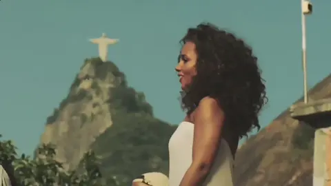 Bastidores no Rio: Beyoncé e Alicia Keys em Put It in a Love Song Em 2010, Beyoncé e Alicia Keys chegaram ao Rio de Janeiro para gravar o clipe de Put It in a Love Song. As filmagens aconteceram durante o Carnaval, em locais icônicos como Santa Teresa e o Morro da Conceição, cercadas por foliões e turistas. Os bastidores foram intensos: fãs curiosos, policiais tentando controlar a multidão e equipes correndo contra o tempo para capturar cada cena. A energia do Rio, cheia de cores, música e caos típico do Carnaval, deu ao projeto um clima único — mesmo que o clipe nunca tenha sido lançado oficialmente. Apesar do vídeo ter sido descartado, as fotos e vídeos de bastidores continuam circulando, mostrando um encontro histórico entre duas das maiores vozes do pop em solo brasileiro. #Beyonce #AliciaKeys #PutItInALoveSong #RioDeJaneiro #PopCulture 