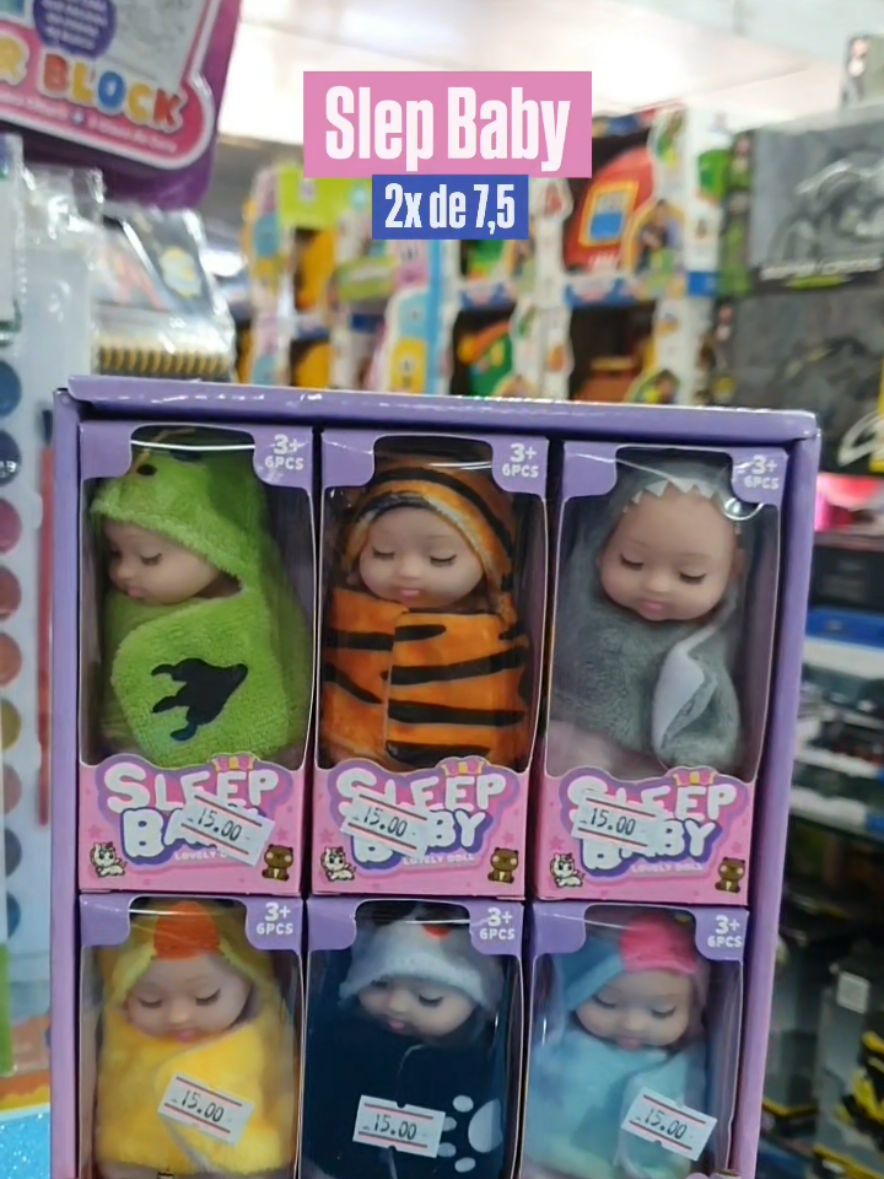 Bonequinhas Sleep Baby Detalhe! Pequenas, macias e encantadoras, essas bonequinhas vêm enroladinhas em roupinhas de bichinhos, cada uma mais fofa que a outra. São perfeitas para brincar de faz de conta, colecionar e até presentear. Um brinquedo delicado que transmite ternura e desperta o lado carinhoso das crianças.