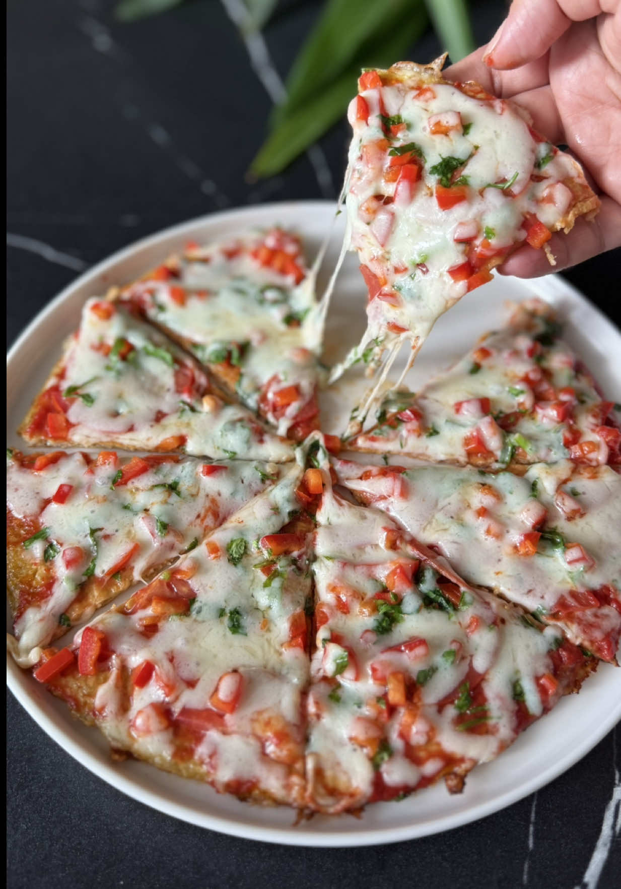 Tavada Sağlıklı Pizza 🍕✨ ⬇️English⬇️ Hem pratik hem de inanılmaz doyurucu! Kahvaltıya, öğle yemeğine ya da akşam atıştırmalığına çok yakışıyor. Malzemeler: • 2 yumurta • 3 yemek kaşığı yulaf • Bir tutam tuz • Üzeri için: domates sosu, doğranmış biber, domates, maydanoz, rendelenmiş kaşar Yapılış: Yumurta, yulaf ve tuzu karıştır. Tavayı az yağla, karışımı döküp altını pişir. Diğer tarafını çevir. Üzerine domates sosu, sebzeler ve kaşarı ekle. Tavanın kapağını kapatıp peynir eriyene kadar pişir. 🍅🧀🌿 Sıcak sıcak dilimle, pizzanı keyifle ye! 😍 ⬇️ English ⬇️ Healthy Pan Pizza 🍕✨ Quick, filling, and super delicious! Perfect for breakfast, lunch, or a light dinner. Ingredients: • 2 eggs • 3 tbsp oats • A pinch of salt • For topping: tomato sauce, diced pepper, tomato, parsley, grated cheese Preparation: Mix eggs, oats, and salt. Lightly oil the pan, pour the mixture, and cook one side. Flip and add tomato sauce, veggies, and cheese. Cover the lid and cook until the cheese melts. 🍅🧀🌿 Slice it up and enjoy your healthy pizza hot! 😍 #tavadapizza #fitpizza #sağlıklıtarfifler #unsuztarifler #fitmutfak     